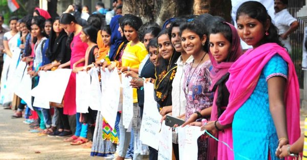 Mumbai women form human chain to express solidarity with 'Women's Wall' in Kerala