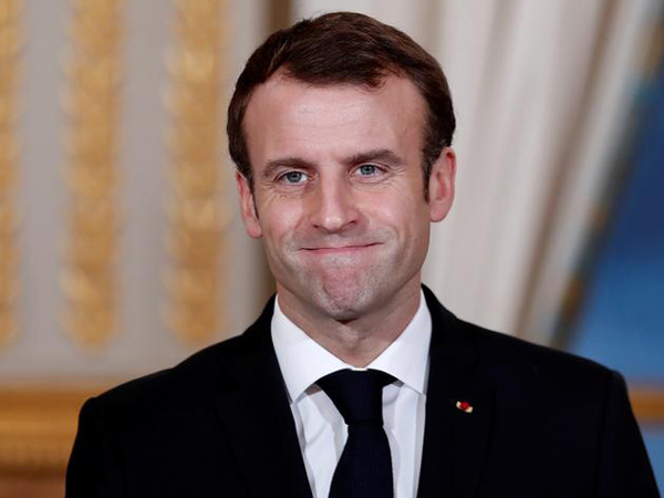 Macron promises angry Beirut crowds aid won't go to "corrupt hands"