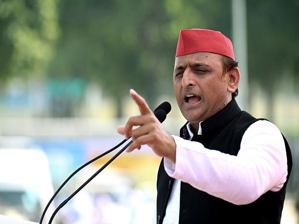On b'day, Akhilesh distributes laptops to top students in 'reminder' to BJP over poll promise
