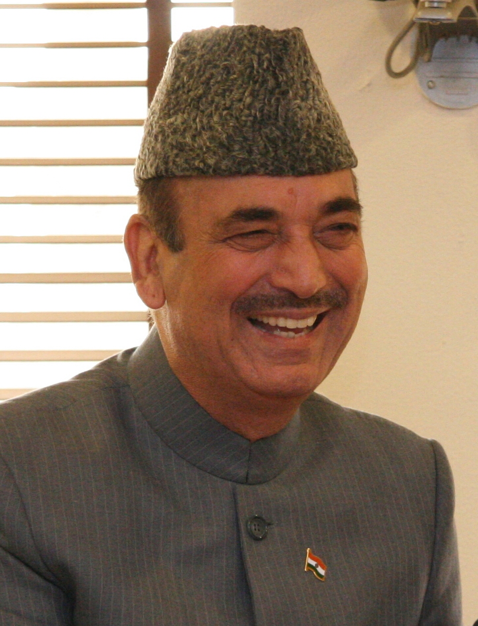 Azad meets Farooq Abdullah; demands release of other leaders, early elections in JK