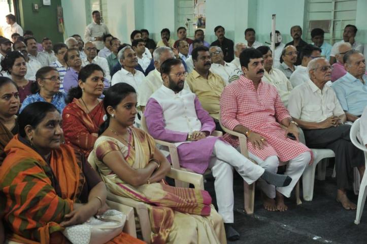 Pune residents listen to PM's Mann Ki Baat with Prakash Javadekar
