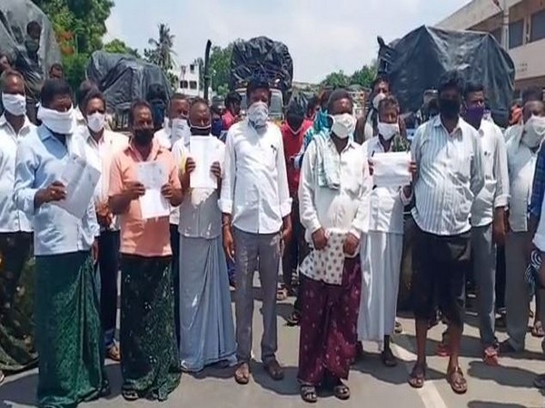 Andhra: Cotton farmers protest at Nandigama market yard