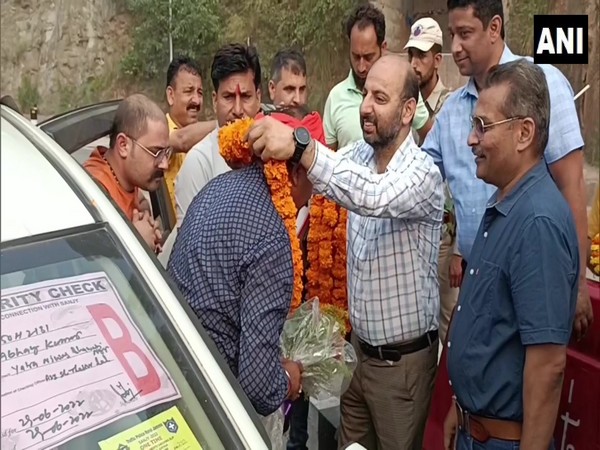 J-K: Pilgrims for Amarnath yatra formally welcomed at Nashri by District Commissioner