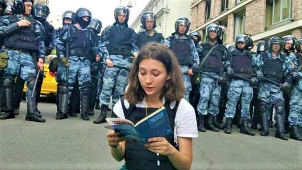 Teenager Olga Misik breaks the internet with her courage during Russia protests