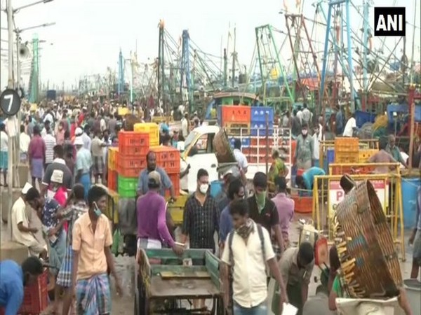 People throng Chennai's Kasimedu fish market ahead of complete lockdown 