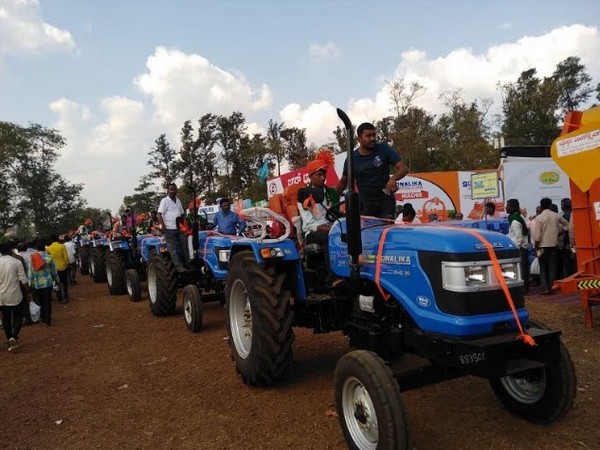 Ride for a cause: Three friends prepare car for tractor parade in Delhi
