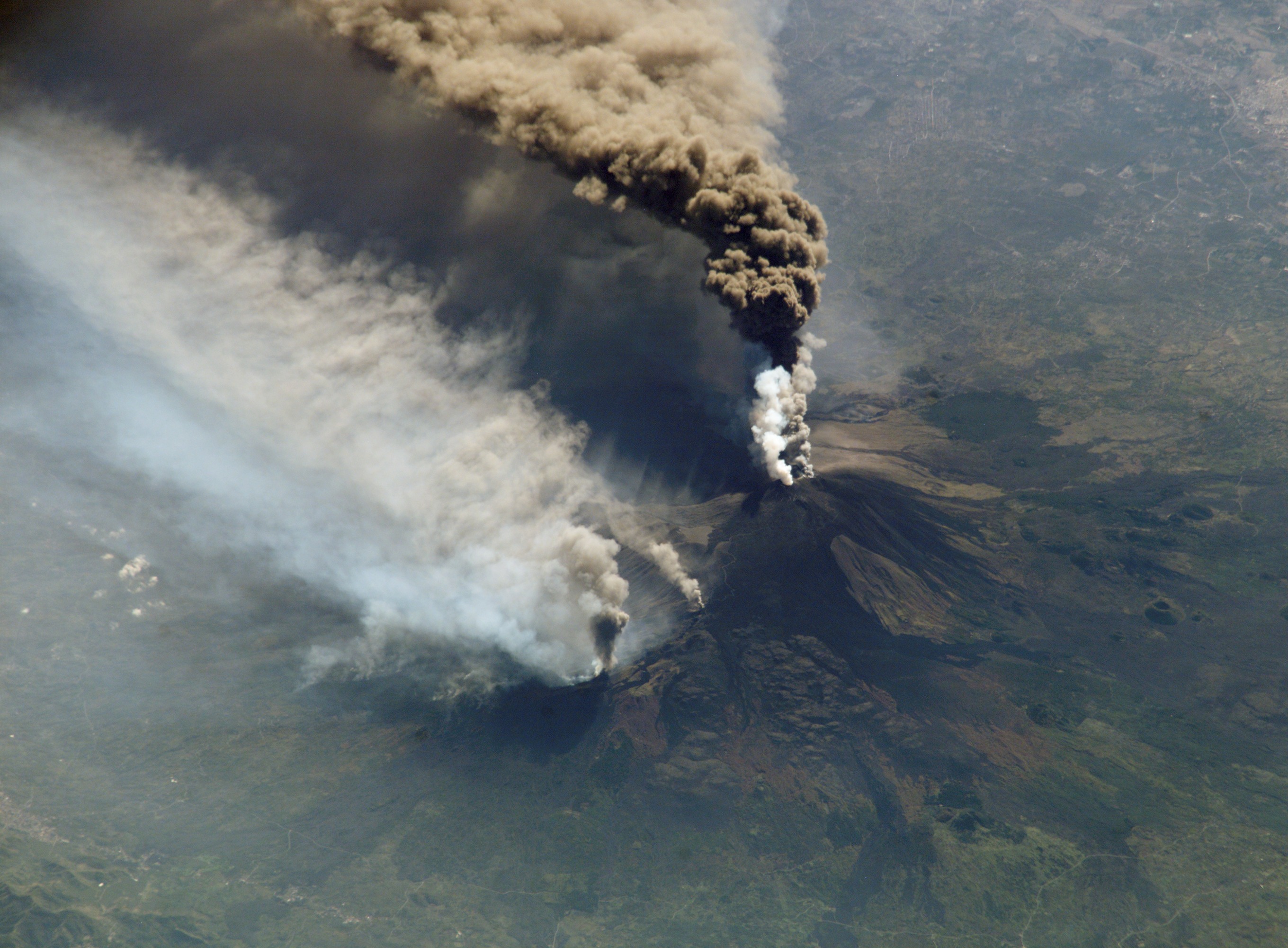 New Zealand volcano webcam captures tourists in crater moments before eruption