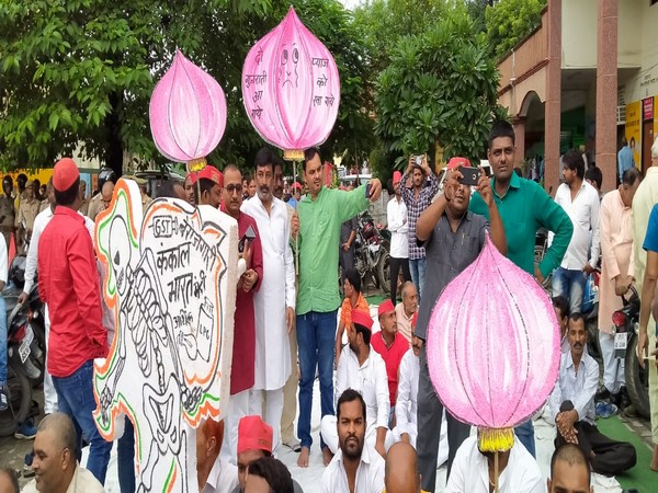 UP: SP workers protest in Gorakhpur against inflation, farmers' distress