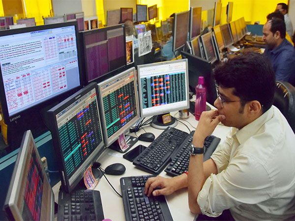 Indian Markets See Flat Opening Amid Global Investor Shift