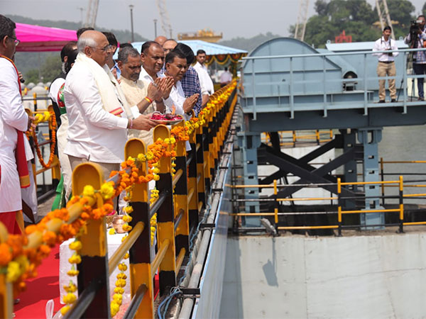 Chief Minister Honors Narmada River at Overflowing Sardar Sarovar Dam