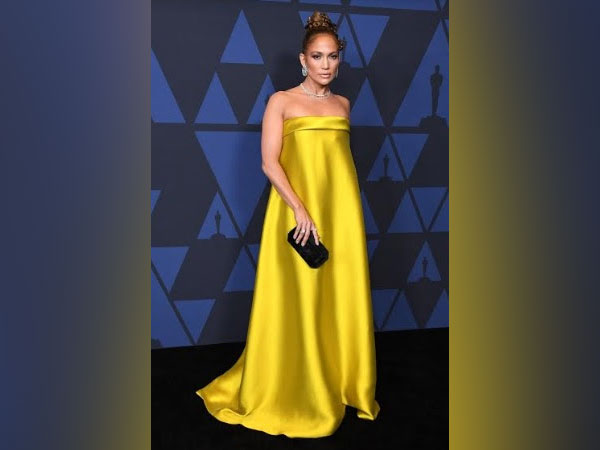 Jennifer Lopez wears Harry Winston jewellery set in Platinum
