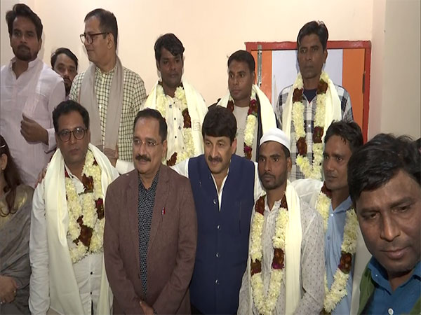 Delhi: Manoj Tiwari, Virendra Sachdeva felicitate 6 rat miners for contributing to resuce of trapped workers