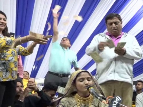 Currency notes, including dollars, showered on 'Bhajan' singer in Gujarat