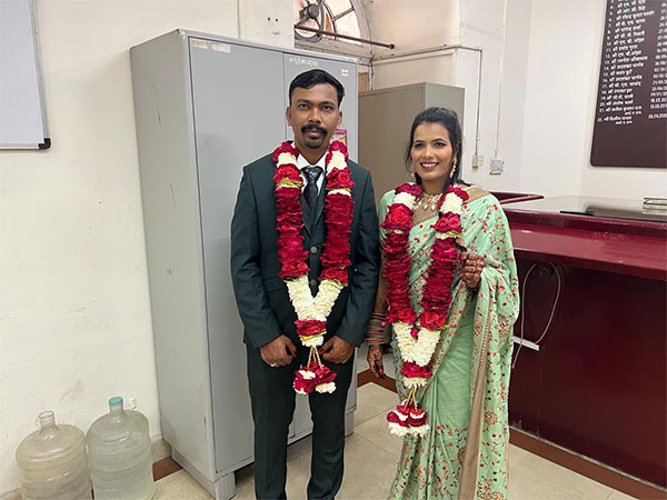 Two MP officials tie knot at Bhopal Registrar Office without dowry, resolve to use saved money for educating poor children