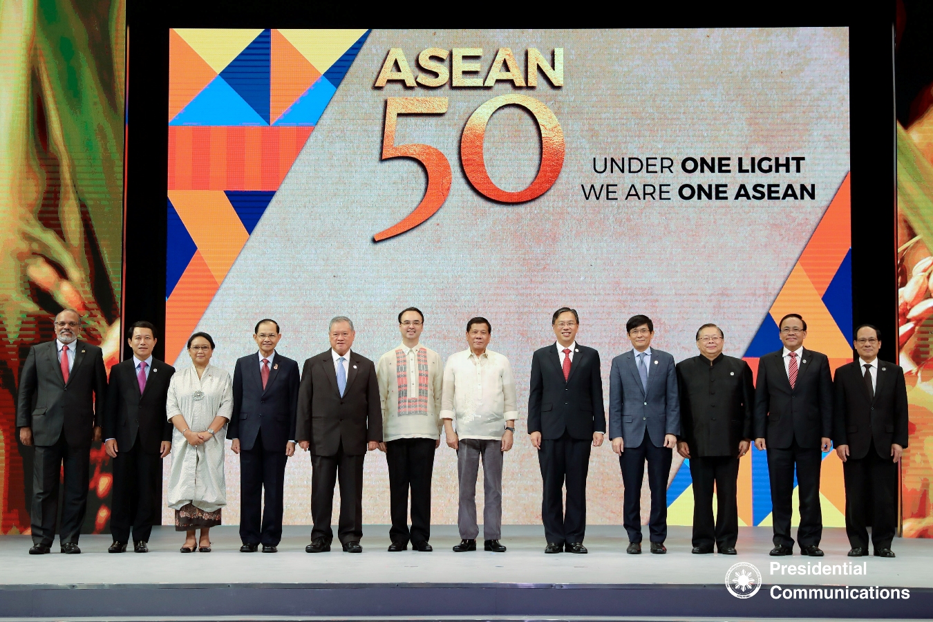 UPDATE 2-Trade talks in balance at Southeast Asian leaders summit