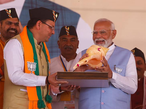 Uttarakhand: CM Dhami presents conch to PM Narendra Modi during Rudrapur rally