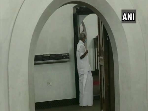 Oommen Chandy offers prayers at Puthuppally Church as counting of votes underway in Kerala
