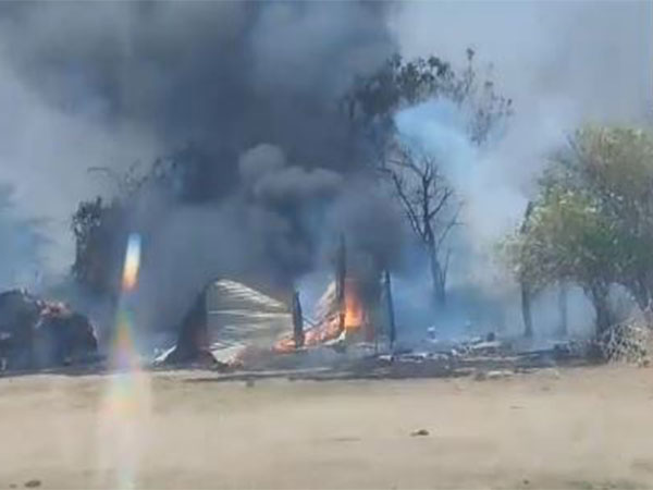 Karnataka: Huts catch fire after cylinder blast in Yadgir