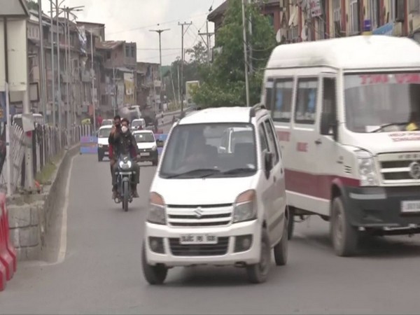 J-K: Vehicular movement increases, some shops reopen in Srinagar amid #Unlock1