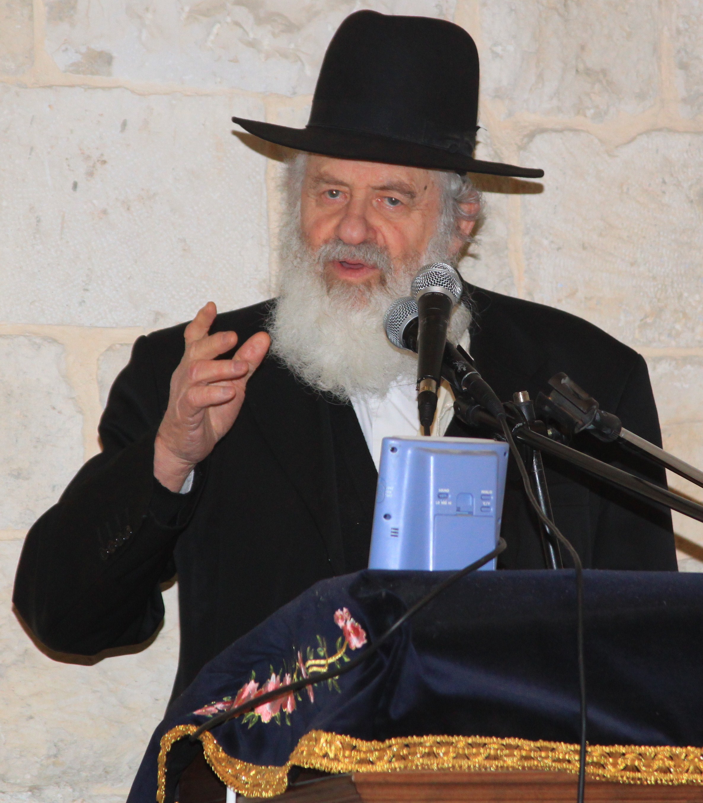 Uri Zohar, avant garde Israeli director turned rabbi, dies 