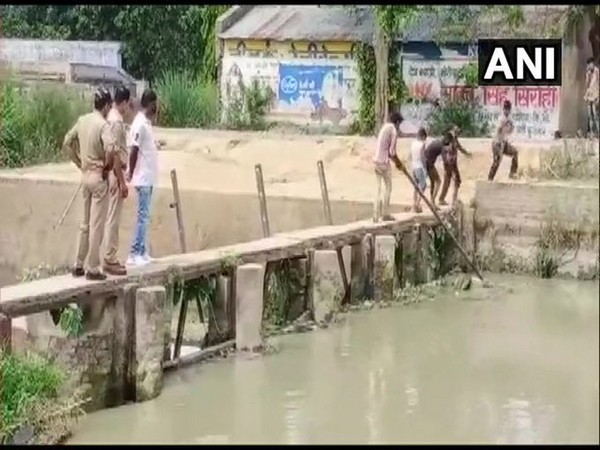 2 UP policemen force minors to pull out body from canal, shunted out