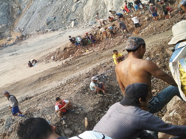 125 killed, some 200 trapped in Myanmar jade mine landslide