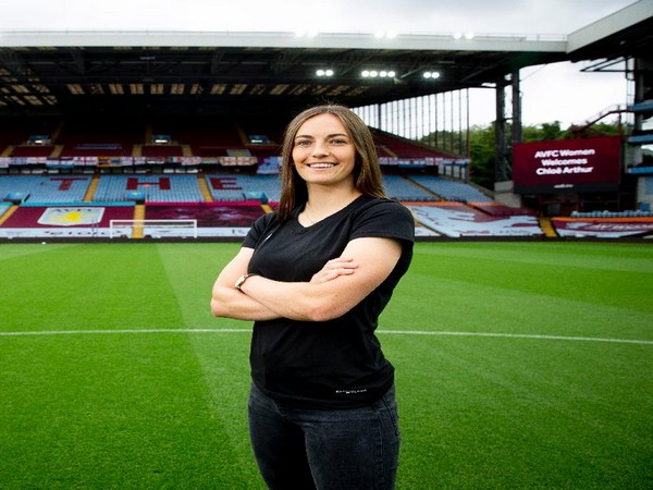 Aston Villa women sign Chloe Arthur