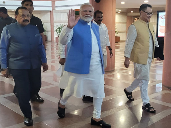 Modi Urges NDA MPs to Uphold Parliamentary Standards, Lauds Non-Congress Leadership