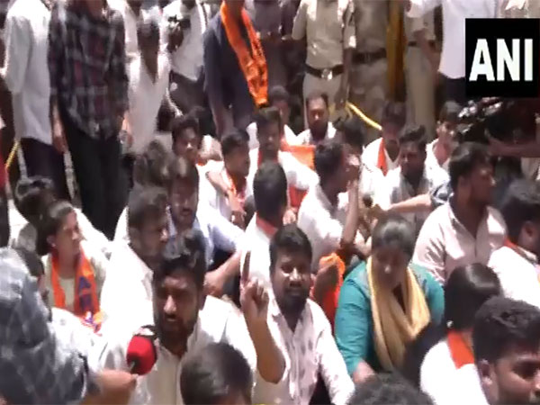 Telangana: ABVP stages protest outside TPSC office over unemployment issues