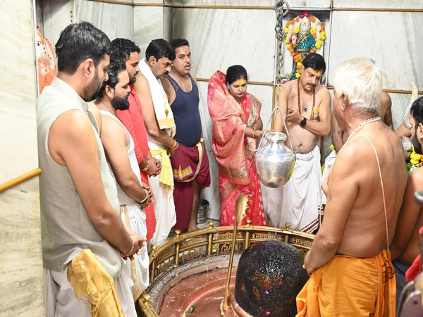 Madhya Pradesh CM and Family Offer Prayers at Mahakaleshwar on Somvati Amavasya