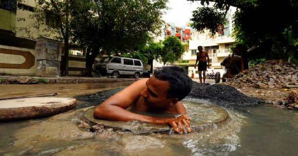 Families of people who died of  manual scavenging to receive Rs 10 lakh each