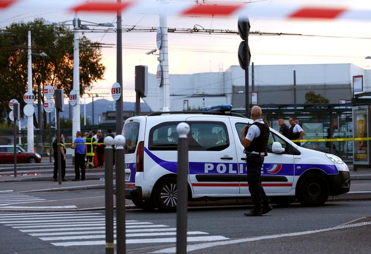 Man threatening police officers at Paris business district "neutralized" - police