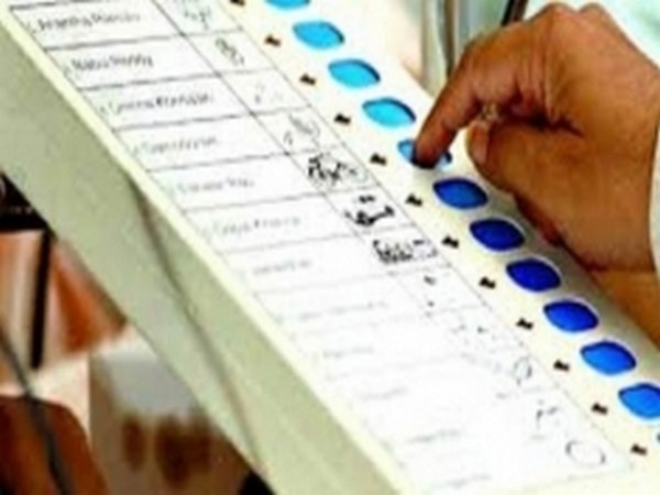 ''Moderate voter turnout of 33.63% reported in West Bengal's 3 seats by 11 am''