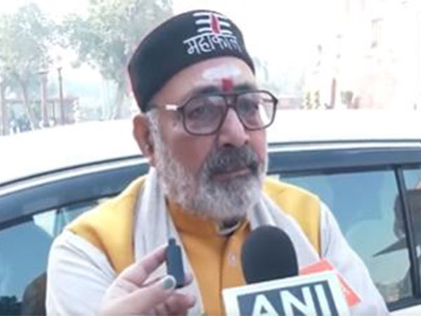 Giriraj Singh Criticizes Owaisi Over Silence on Hindu Issues