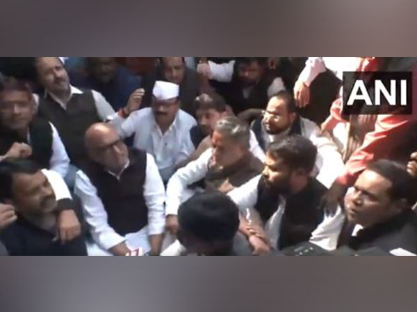 Scuffle breaks out between Police, Congress leaders outside party office in Lucknow