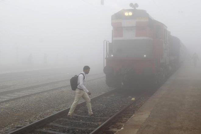 Dense fog disrupts flight operations, trains in Delhi