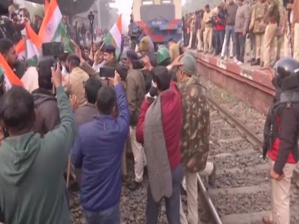 Escalating Protests: Students and Supporters Halt Railways in Patna, Demand Justice from BPSC