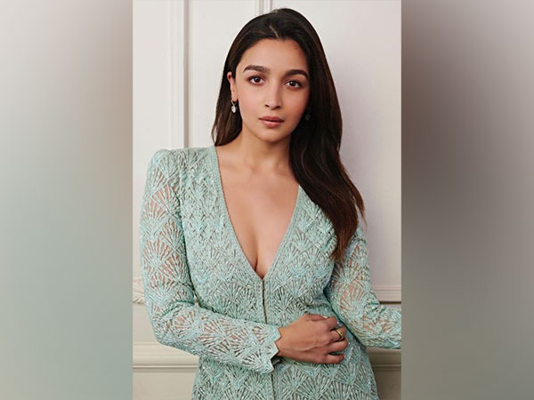  Picture of Alia Bhatt from 'Rocky Aur Rani Ki Prem Kahani' shoot in Kashmir goes viral