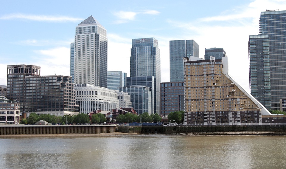 INTERVIEW-'Mothership' office on horizon but don't write off London - Canary Wharf