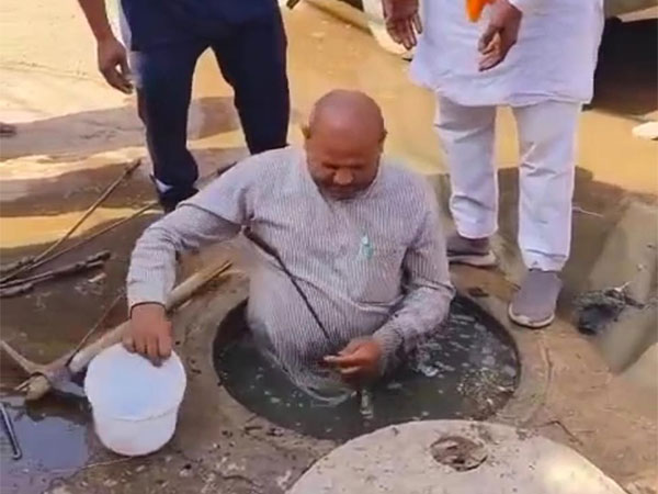 Madhya Pradesh: BJP councillor cleans choked sewer in Gwalior, alleges municipal corporation didn't act on his complaints