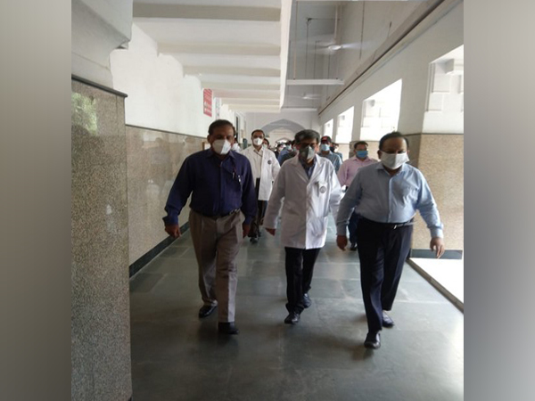 Dr Vardhan visits Lady Hardinge Hospital, talks with COVID-19 patients