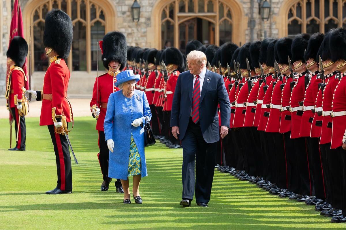 UPDATE 1-Donald Trump meets Queen Elizabeth at Buckingham Palace