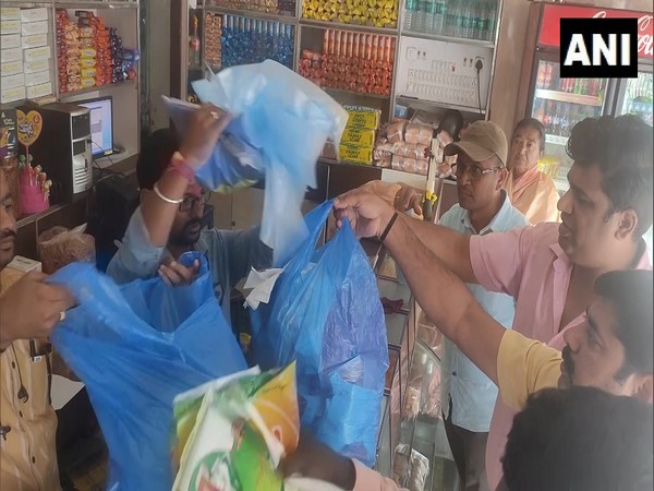 Officials of Hubli-Dharwad Municipal Corporation conducts inspection on ban of plastic use