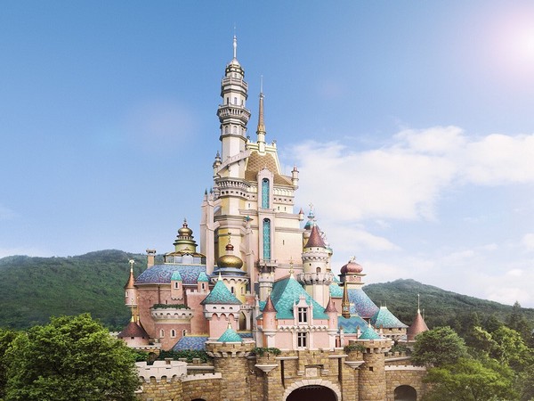 Shanghai Disneyland re-opens amid potential COVID-19 outbreak 