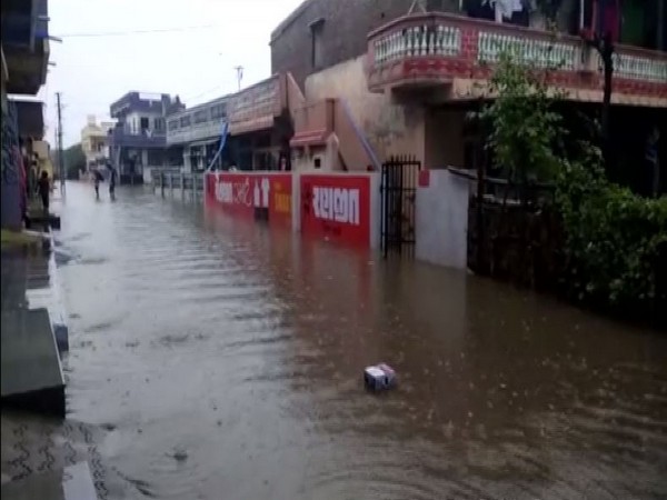 Gujarat: Heavy downpour leads to massive water logging in Anand district