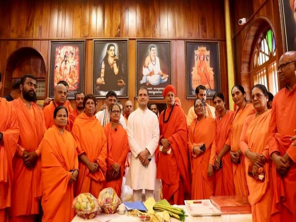 Rahul Gandhi offers prayers at Sri Jagadguru Murugharajendra Vidyapeetha