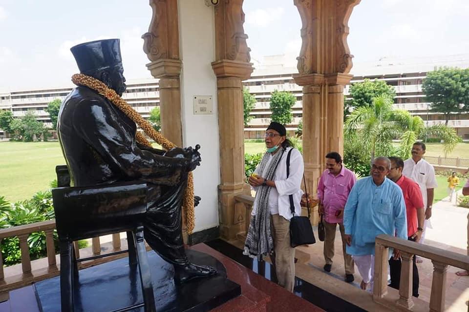  Actor Mithun Chakraborty visits RSS headquarters, pays tributes to Hedgewar