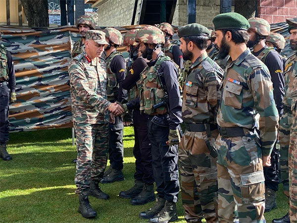 Chinar Corps Commander Praises Troops after Successful Operation in Uri