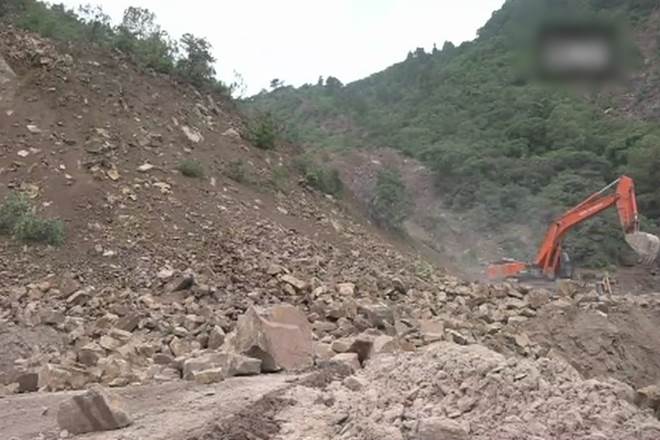 Landslides in J&K, stalls transport in highway 