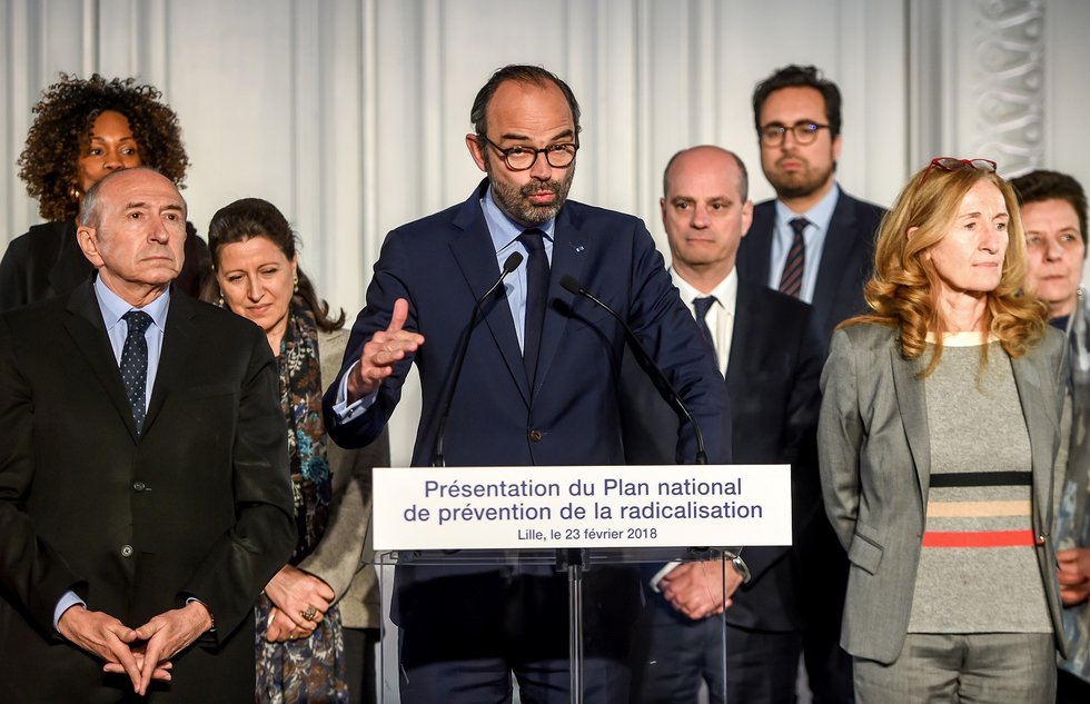 French premier Édouard Philippe meets opposition as "yellow vest" crisis deepens 